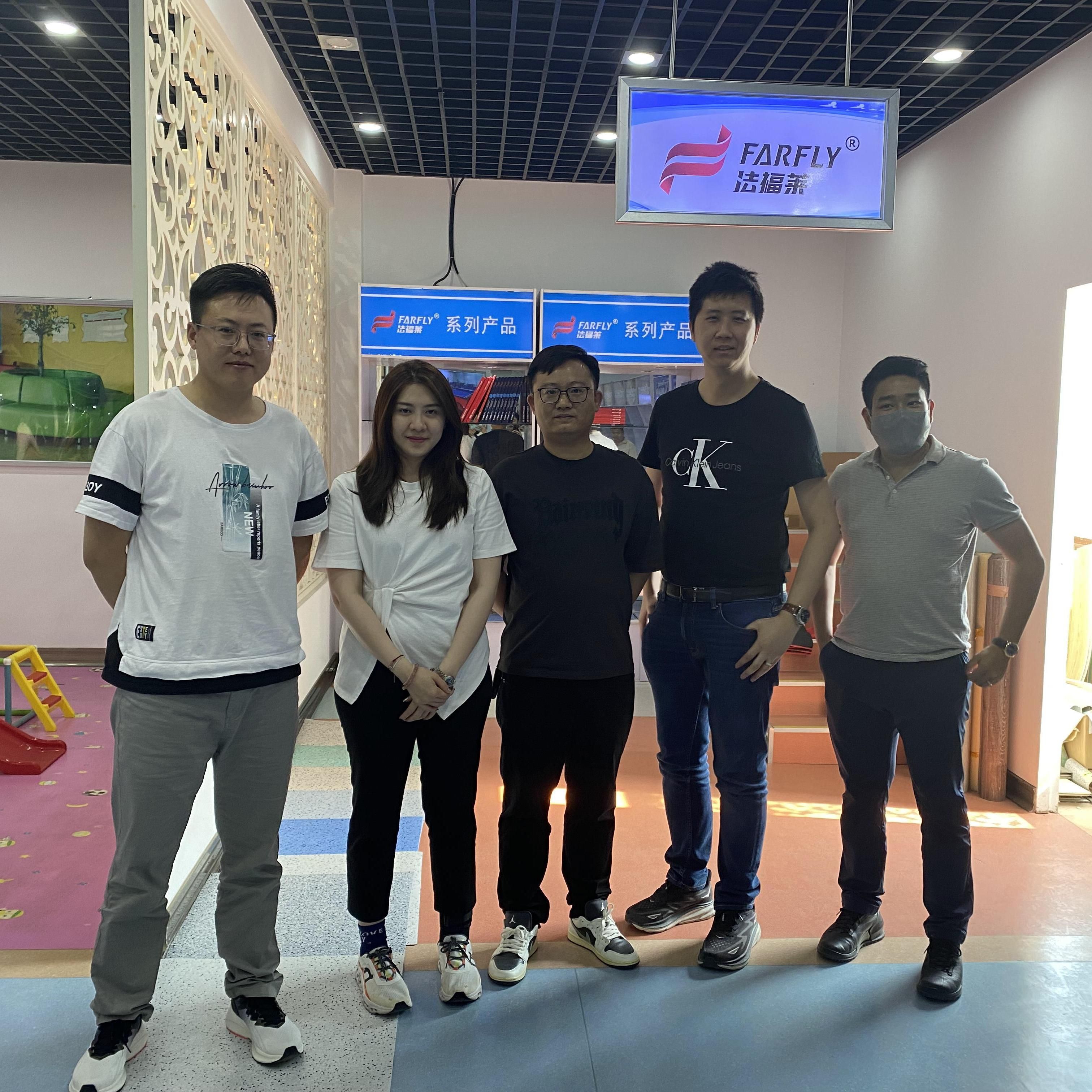 Visita de clientes tailandeses abre novos horizontes para a FARFLY no mercado de pisos de PVC