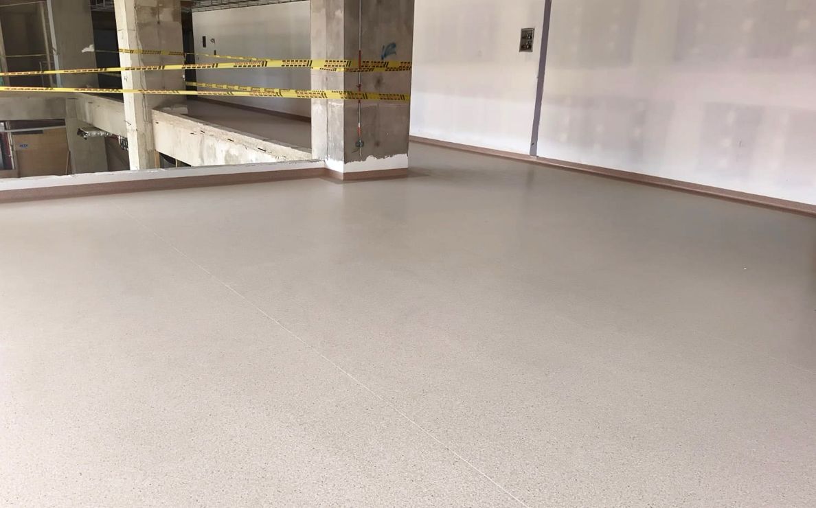 Mais de 27.000 metros quadrados de piso vinílico homogêneo em dezembro de 2025 em hospitais da Colômbia.