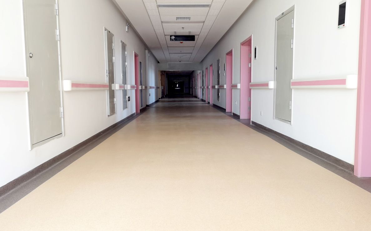 Pisos de plástico hospitalar: melhorando a segurança e o conforto em hospitais