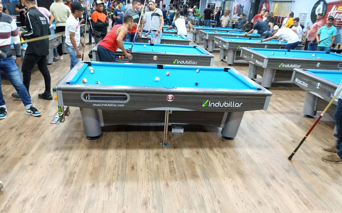 4000 metros quadrados de piso LVT em julho de 2025. Salão de bilhar no Columbia.