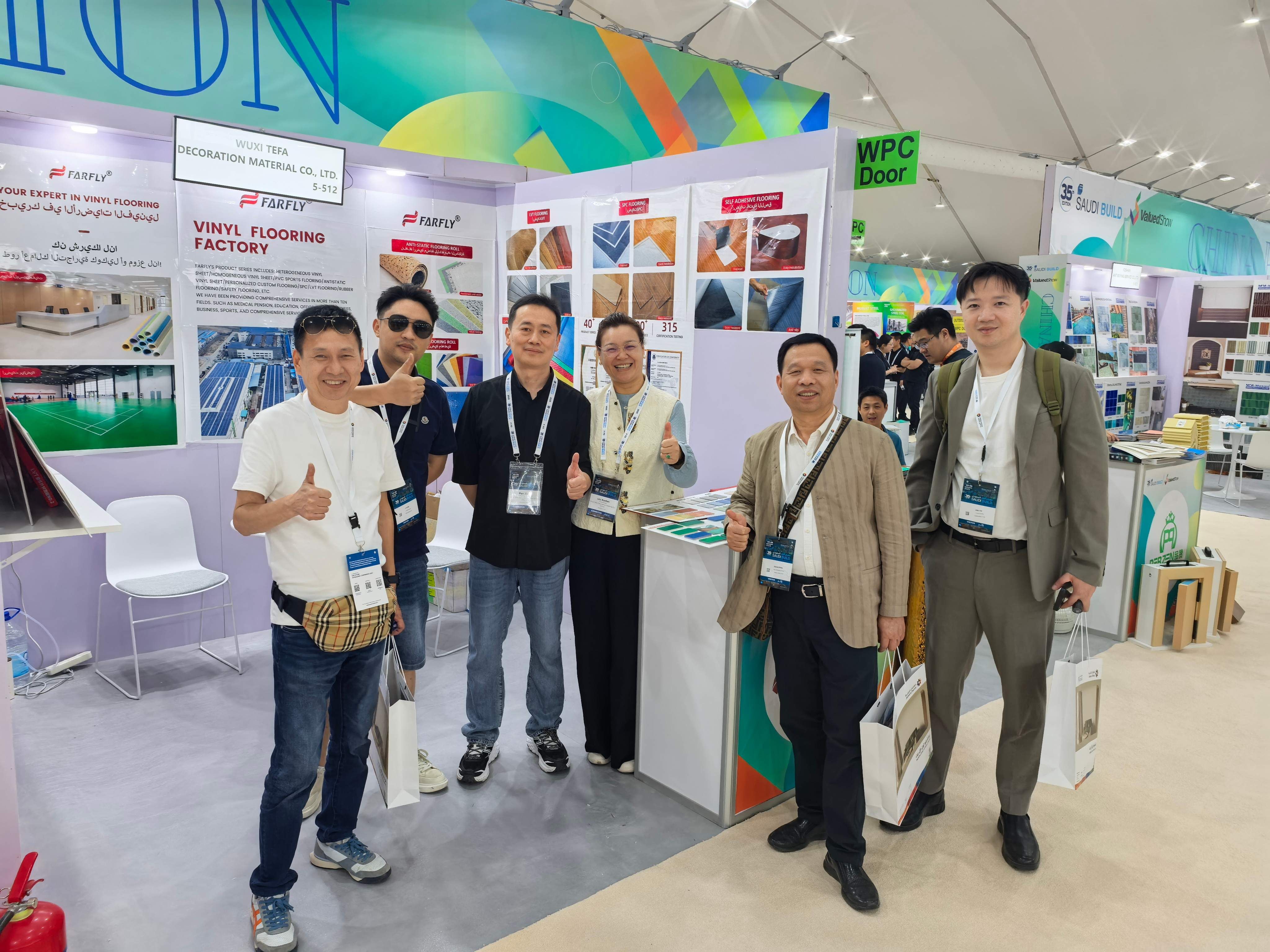 Nossa empresa brilha na 2025 Saudi Build, e o piso de PVC conquista a atenção do Oriente Médio.